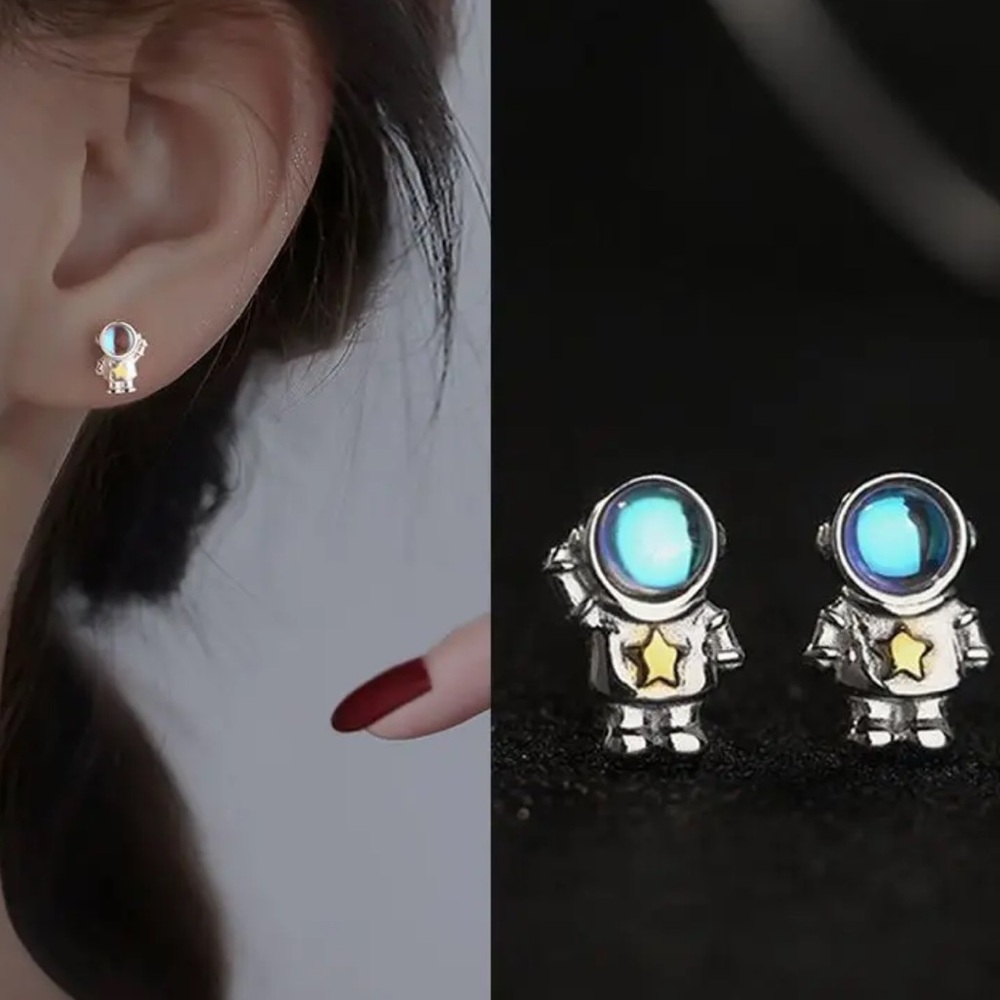 Adorable astronaut earrings